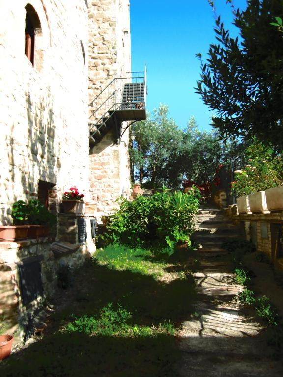 Aparthotel Castello Di Cisterna Gaglietole Zewnętrze zdjęcie